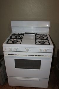 lot 11 image: Gas Stove.  Unpictured Clean Broiler Pans Included
