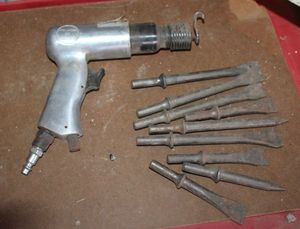 lot 222 image: Air Powered Chisel gun and Accessories