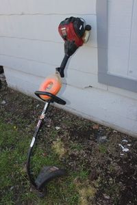 lot 13 image: Craftsman 4 Cycle Gas Powered Weedeater