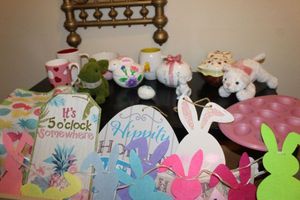 lot 32 image: Easter Decorations