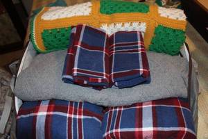 lot 93 image: Linens Blankets, Comforter