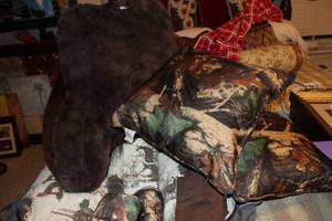 lot 99 image: Brown Quilt Camoflauge Throw Pillows Pillow shams