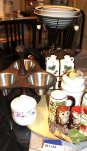 lot 317 image: Variety of Kitchen and Decor Items, Salt and Pepper Shakers, Lazy Susan and more