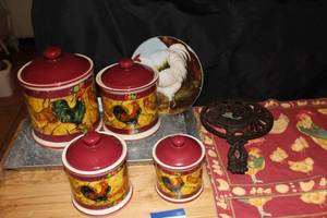 lot 320 image: Rooster themed Canisters and other decorative items