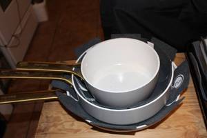 lot 328 image: Cookware