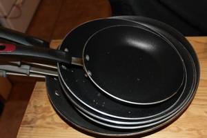 lot 332 image: Cookware