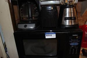 lot 339 image: Small Kitchen Appliances Blender, Toaster and Coffee Pot