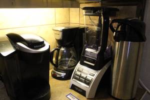 lot 345 image: Small Kitchen Appliances Keurig, Blender, and small food processor