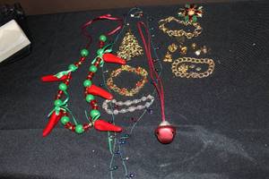 lot 431 image: Christmas Jewelry