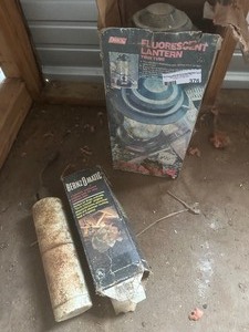 lot 376 image: FLORESCENT LANTERN  & BENZ O MATIC TORCH