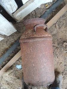 lot 405 image: MILK CAN - BOTTOM IS RUSTED