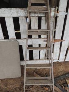 lot 402 image: wooden step ladder