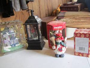 lot 24 image: vintage Christmas dcor lot