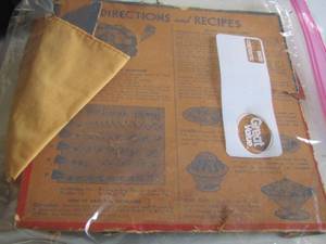 lot 37 image: Bakery CAKE DECORATING SET W TIPS Vintage all original paperwork included in various pieces (old)