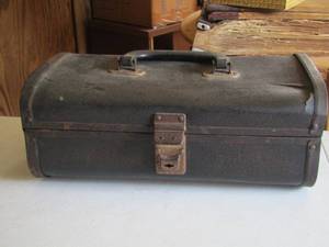 lot 40 image: vintage sewing box