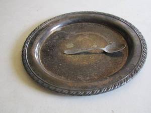 lot 47 image: LeRoux Platter with MALABAR PLATE Spoon