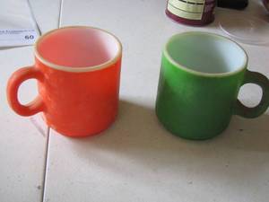 lot 58 image: green and red handle cups
