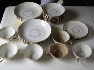 lot 72 image: Kaysons fine China dish set