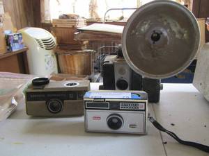 lot 75 image: Vintage KODAK instamatic, HAWEYE, & BROWNIE W FLASH Cameras