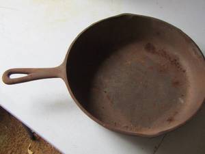 lot 83 image: 8E cast iron skillet needs cleaned
