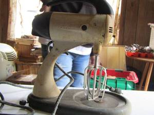 lot 90 image: Electric mixer missing the bowl