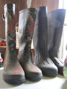 lot 95 image: men and women rubber boots size was not visible but a guess would be 8 women and 9-10 men