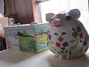 lot 97 image: home dcor- piggy bank
