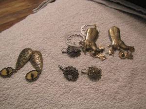 lot 107 image: earrings