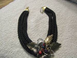lot 116 image: womens black chocker