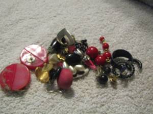 lot 110 image: earrings