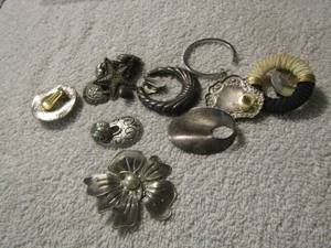 lot 108 image: womens earrings