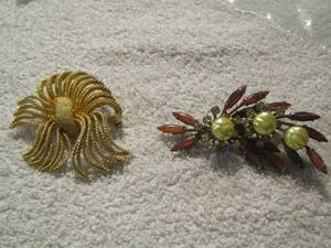 lot 157 image: Cathe shirt pins