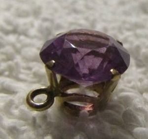 lot 173 image: Purple stone drop