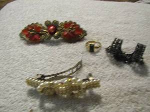 lot 152 image: qty 2 hair pins and 2 womens rings
