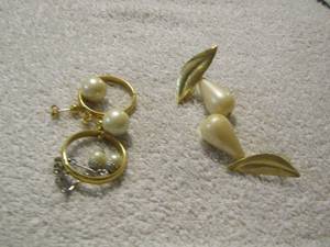 lot 139 image: womens earrings