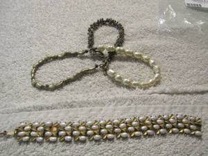 lot 140 image: womens bracelets