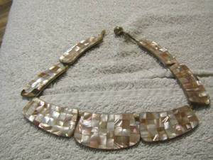 lot 142 image: mother of pearl necklace