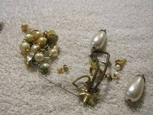 lot 135 image: womens earrings