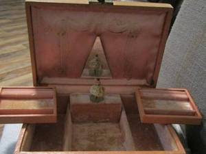 lot 124 image: Vintage  jewelry box