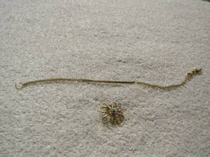 lot 125 image: Avon bracelet gold plus small gold broach