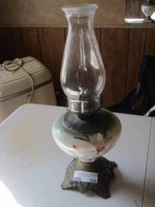 lot 189 image: VINTAGE OIL LAMP