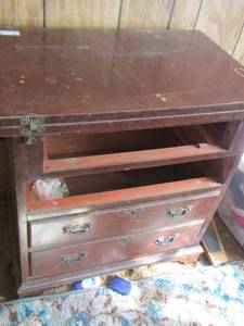 lot 181 image: Bedside 3 drawer table ( DRAWER IS NOT MISSING JUST NOT PICTURED ) THANKS