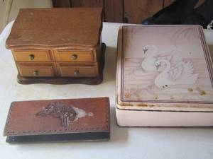 lot 193 image: small jewelry box- leather mens western wallet