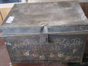 lot 202 image: Vintage Metal BREAD BOX  W LATCH