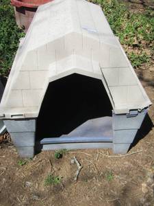 lot 231 image: dog house