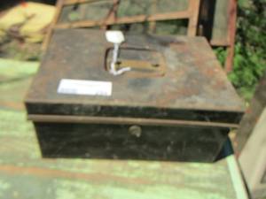 lot 254 image: metal box