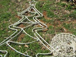 lot 256 image: Christmas tree outdoor dcor, easy setup