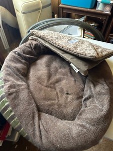 lot 304 image: DOG BED