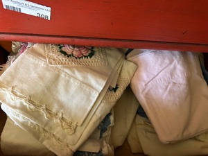 lot 308 image: VINTAGE LINENS