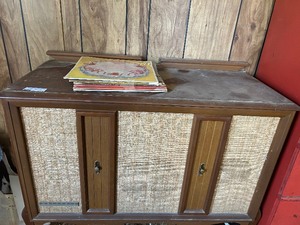 lot 311 image: MOTOROLA STEREOPHONIC RECORD PLAYER  & RADIO IN CABINET  WITH SEVERAL RECORD ALBUMS- MERLE, POLKA PLUS